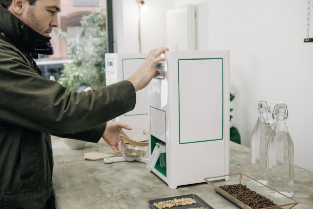 Hans Stier und die Kaffeemaschine von Bonaverde. (Bild: Bonaverde)